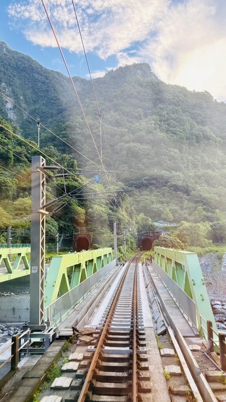 受強降雨影響,台鐵北迴線和仁至崇德間遭到土石泥流淹沒東、西正線。經搶修,台鐵21日上午恢復單線雙向通車。(台鐵提供)中央社記者余曉涵傳真 114年5月21日