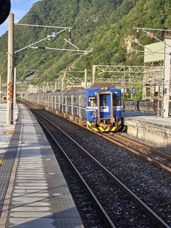 受強降雨影響，台鐵北迴線和仁至崇德間遭到土石泥流淹沒東、西正線。台鐵21日凌晨搶修完成東正線，上午恢復單線雙向通車。（台鐵提供）中央社記者余曉涵傳真  114年5月21日