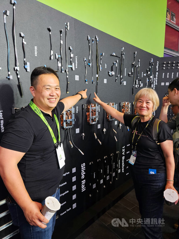 佳必琪成為輝達(NVIDIA)重要合作夥伴,在台北國際電腦展的輝達AI伺服器生態系展示牆前,董事長張舒眉(右)介紹公司有多項產品名列榜上。中央社記者曾仁凱攝 114年5月21日