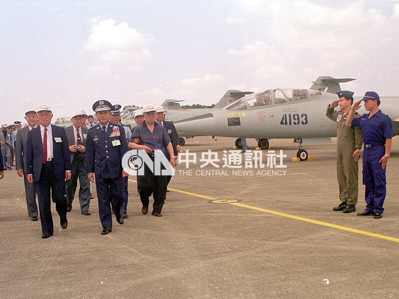 空軍總司令黃顯榮(前排左2)在台中清泉崗基地主持F-104戰機除役典禮。中央社記者郭日曉攝 87年5月22日