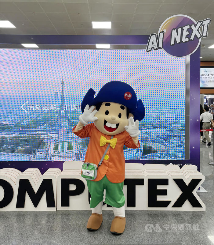 2025年台北國際電腦展(COMPUTEX)再度聯名台灣國民零食乖乖和選貨店plain-me聯名設置快閃店,乖乖寶寶也在展館中與參觀者互動拍照。中央社記者劉千綾攝 114年5月21日