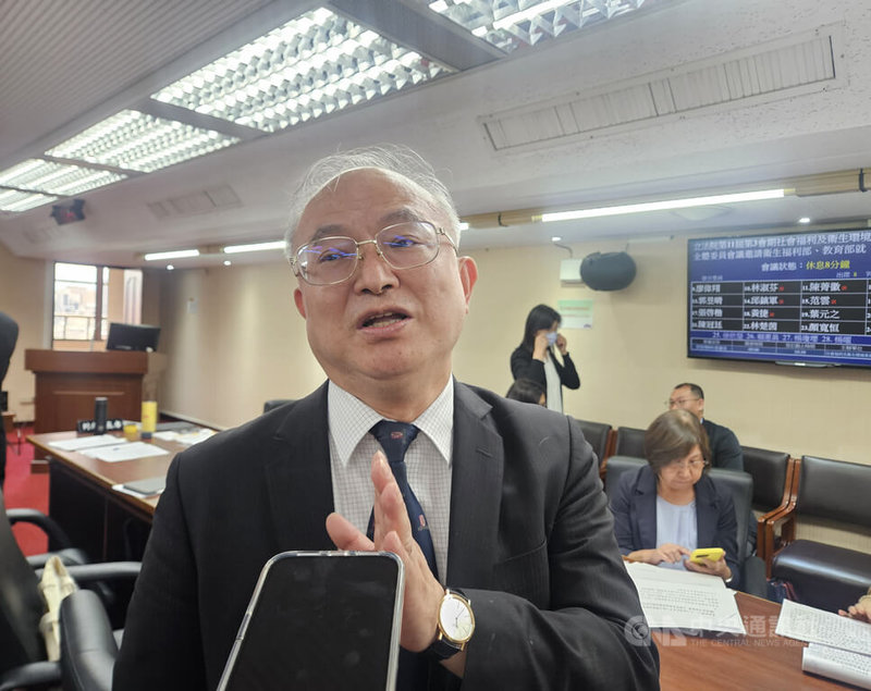 台大醫院婦產部接連爆出性騷性侵爭議，被立委形容是高風險部門，院長吳明賢（前）21日表示，狼醫絕不可再當婦產科醫師。中央社記者陳婕翎攝  114年5月21日