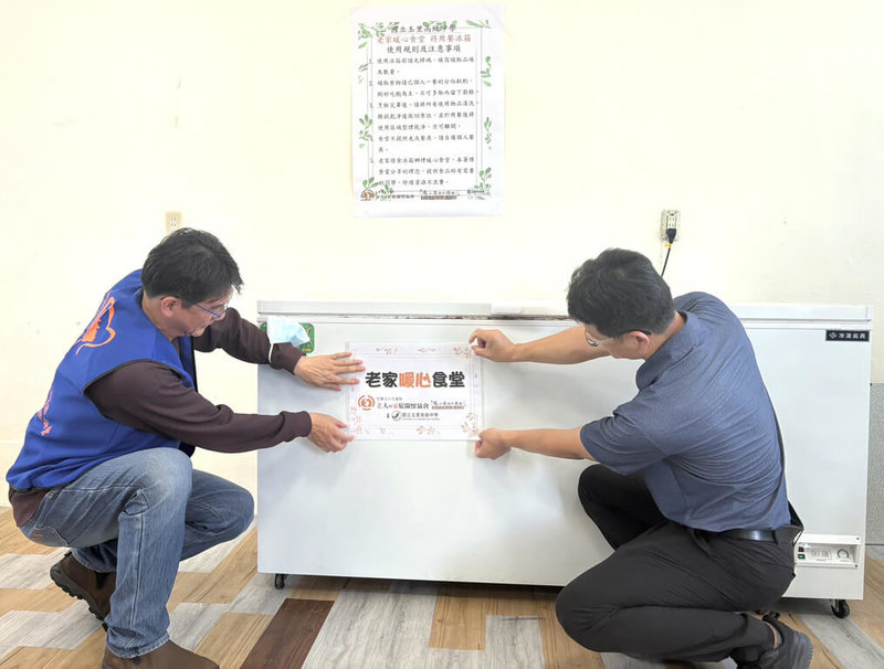 國立玉里高中在「花蓮縣老人暨家庭關懷協會」的支持下,在宿舍餐廳設置「暖心食堂」,讓住宿學生每週至少有一次額外營養補給。社團法人花蓮縣老人暨家庭關懷協會執行長蔡智全(左)與校長校長詹坤達(右)張貼使用規則。(國立玉里高中提供)中央社記者李先鳳傳真 114年5月22日
