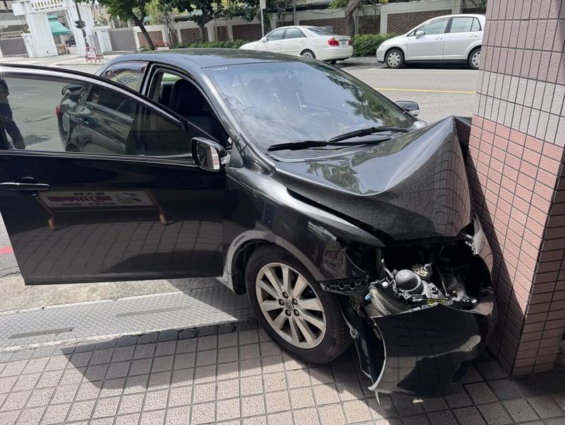 施姓男子21日開車由彰化市光復路南往北直行,疑操作不慎,自撞順安醫院門柱,擦挫傷送醫無礙,車頭嚴重損毀,幸未傷及路人。(警方提供)中央社記者鄭維真傳真 114年5月22日