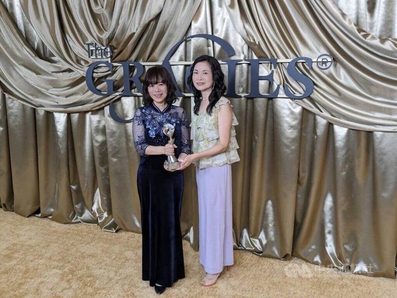 台北電台副台長李佩味(右)、主持人劉馬利(左)20日出席洛杉磯的葛蕾西獎(Gracies Award)頒獎典禮。這個獎是美國女性媒體工作者組成的非營利組織,表揚由女性創作、為女性發聲的優秀媒體作品。中央社記者林宏翰洛杉磯攝 114年5月22日
