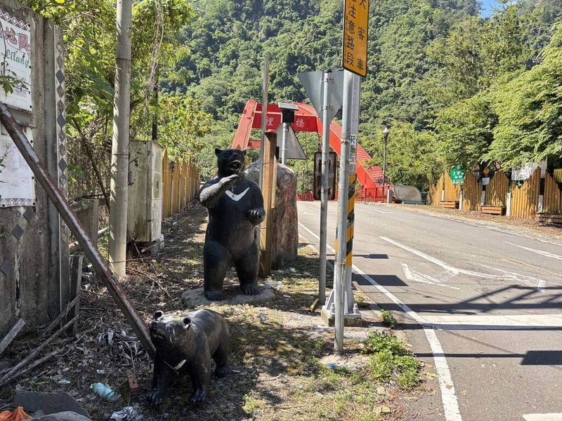 台中和平區進入裡冷部落前,裡冷橋旁放置小台灣黑熊裝置藝術品,是重要生態吉祥物,日前驚傳失竊;警方迅速鎖定一輛可疑車輛,追捕偷熊賊到案送辦,小台灣黑熊裝置藝術品已完好無損歸還部落。(民眾提供)中央社記者趙麗妍傳真 114年5月22日
