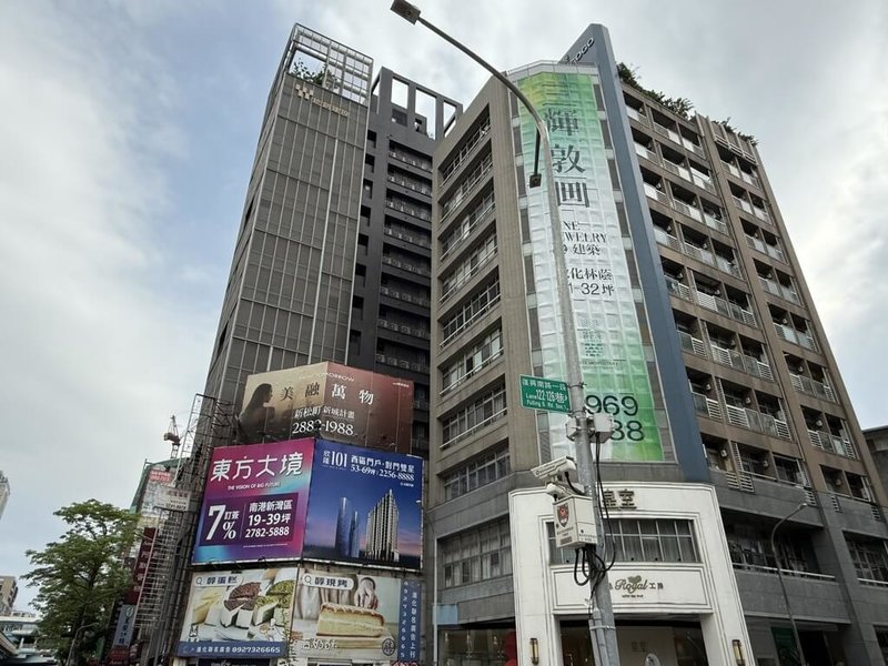 代表北台灣新建案市場概況的「住展風向球」22日公布4月燈號,持續為代表穩定的綠燈,分數為45.7分。圖為街景。(住展雜誌提供)中央社記者何秀玲傳真 114年5月22日