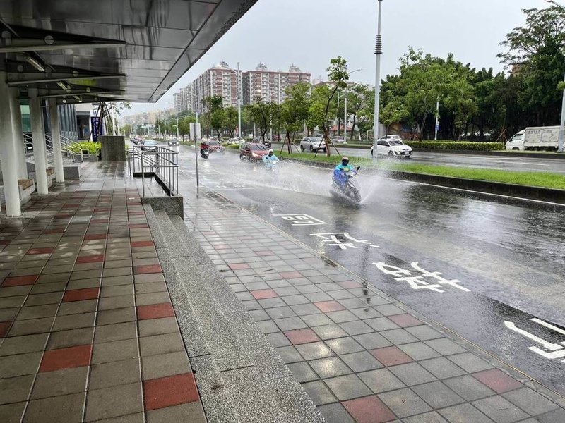 台鐵左營站前因側溝老舊、結構不佳，常因強降雨造成機車道積淹水，高雄市政府水利局22日表示，將進行改善工程，預計12月底前完工。（高雄市水利局提供）中央社記者蔡孟妤傳真  114年5月22日