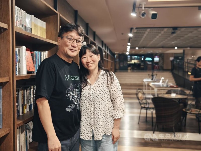 作曲家櫻井弘二(Koji Sakurai)(左)與編導妻子鄭詠珊(右)合作,改編文學家宮澤賢治經典之作「銀河鐵道之夜」推出「天河旅記」音樂會,用音樂療癒自己也療癒樂迷。中央社記者趙靜瑜攝 114年5月22日
