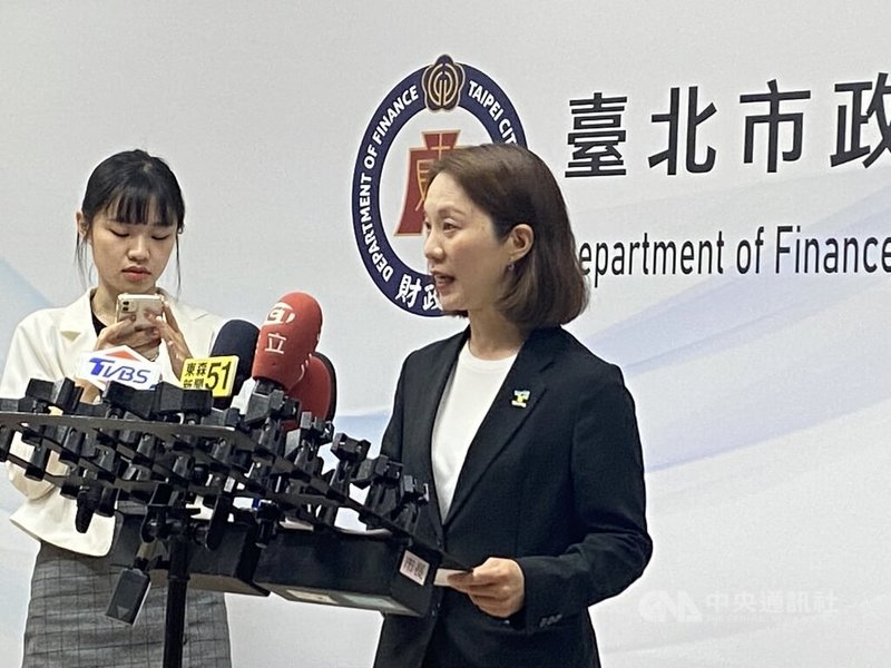 行政院近日決定統刪中央給各縣市的一般性補助款。台北市財政局長胡曉嵐(右)22日接受媒體聯訪表示,北市府遭刪減金額為新台幣101億元,已嚴重影響地方政府施政。中央社記者黃麗芸攝 114年5月22日