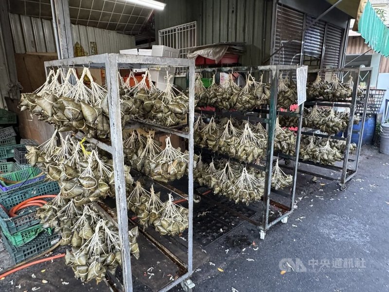 各式粽子為端午節應景美食,衛生福利部食品藥物管理署聯合地方政府衛生局共同執行「114年端午複合式專案」稽查,結果22日公布。圖為示意圖。中央社記者沈佩瑤攝 114年5月22日