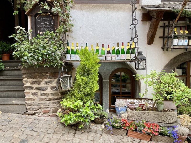 德國科赫姆(Cochem)是莫瑟爾河流域著名釀酒小鎮,巷弄內隨處可見販賣當地各酒莊白酒的地窖與商店。中央社記者林尚縈萊茵法耳次攝 114年5月22日