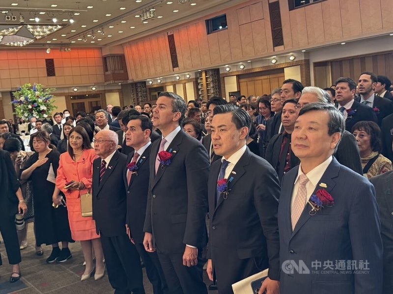 台灣、巴拉圭兩國22日首度在日本舉辦盛大交流會,巴拉圭總統潘尼亞(前排右3)親自出席。前排右1為駐日代表李逸洋。中央社記者楊明珠東京攝 114年5月22日