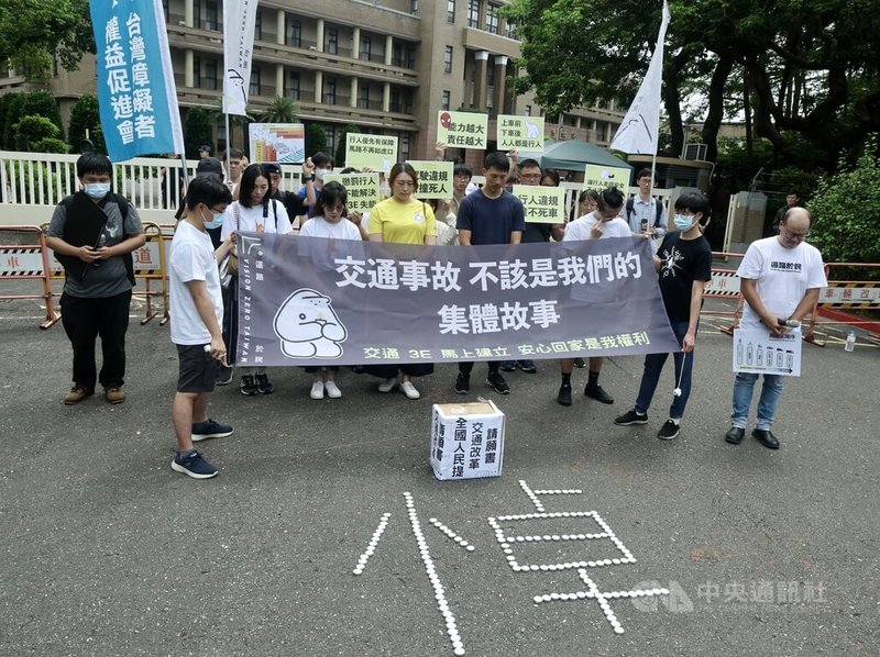 新北市三峽區19日發生重大車禍釀傷亡,還路於民行人路權促進會等團體22日赴行政院請願,現場為事故亡者默哀。中央社記者張皓安攝 114年5月22日
