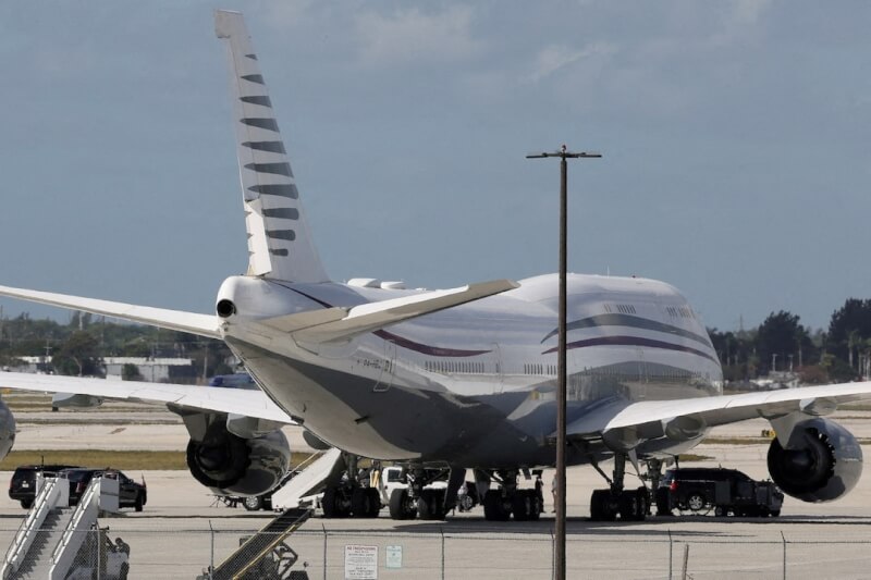 今年2月一架卡達所屬的波音747型飛機停在佛州棕櫚灘國際機場。(路透社)
