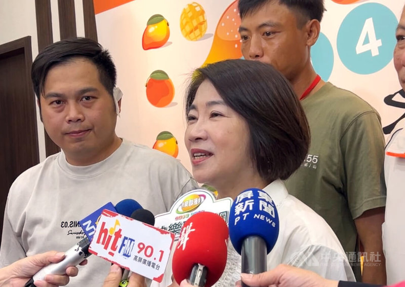 行政院刪減地方政府一般性補助款,屏東減少近新台幣52.5億元,屏東縣長周春米(前)22日出席活動回應指出,始作俑者就是立法院,沒有任何討論就統刪900多億。中央社記者李卉婷攝 114年5月22日