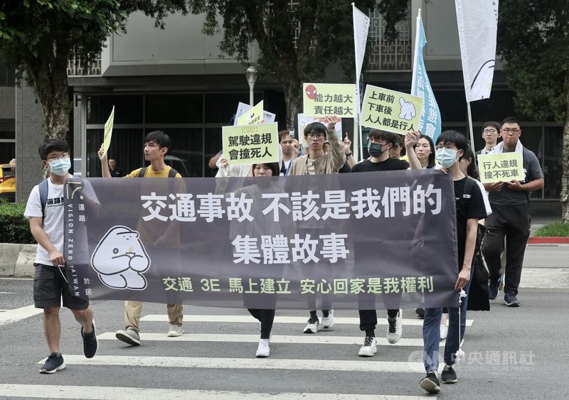 還路於民行人路權促進會22日號召多個組織,集結行政院前並遞交請願書,出席團體在行政院附近十字路口繞行,呼籲重視行人安全。中央社記者張皓安攝 114年5月22日