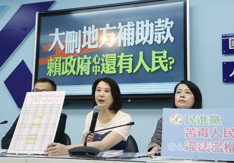 行政院統刪中央給各縣市的一般性補助款25%。國民黨立法院黨團書記長王鴻薇（中）、副書記長許宇甄（右）等人，22日在立法院國民黨團舉行記者會；王鴻薇表示，這是實實在在的違法濫權，並批評賴政府為了政治鬥爭，不惜虐待地方及人民。中央社記者郭日曉攝  114年5月22日