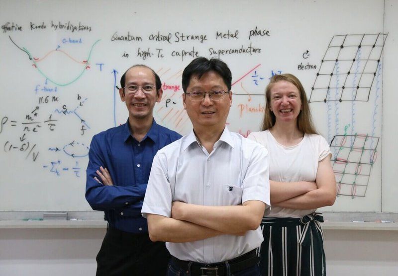 陽明交通大學研究團隊成功解開銅酸鹽(cuprates)中奇異金屬量子臨界狀態的形成機制,登上國際期刊「物理學進展報告」,左起博士後研究員阮文浩、教授仲崇厚、博士後研究員Kim Remund。(陽明交大提供)中央社記者陳至中台北攝 114年5月22日