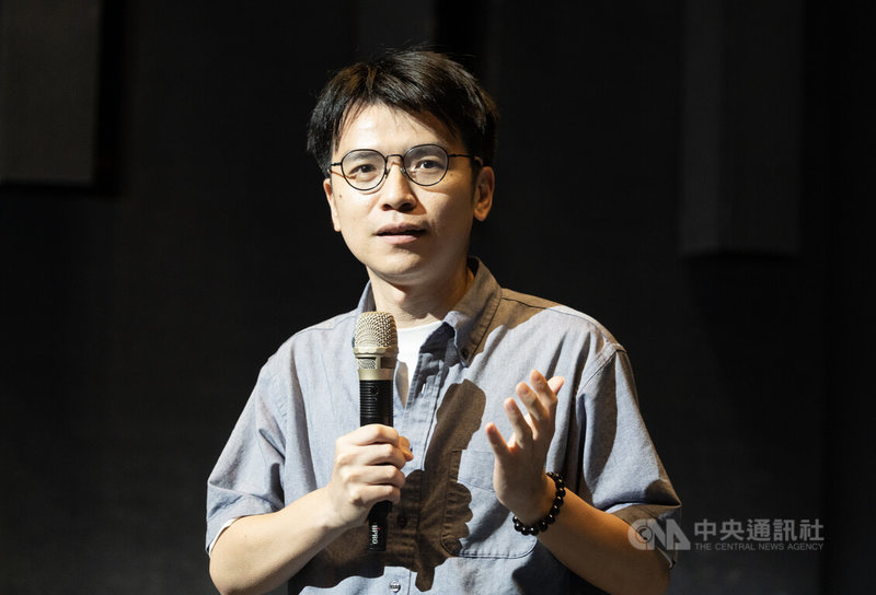 台北市立國樂團跨界製作台灣歌劇「我的媽媽欠栽培」,23日將在台北表演藝術中心上演,22日舉辦彩排記者會,原著作家楊富閔(圖)也出席與會。中央社記者趙世勳攝 114年5月22日