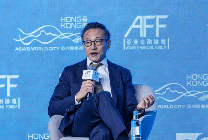 首屆亞洲大學生籃球聯賽(AUBL)將於8月在杭州登場,12支來自亞洲的大學球隊將參加,政治大學是台灣唯一參賽隊。賽事由台灣出生的阿里巴巴集團主席蔡崇信領投支持。圖為1月14日,蔡崇信在香港出席亞洲金融論壇。(中新社提供)中央社 114年5月22日