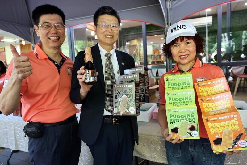嘉義大學員生消費合作社22日在蘭潭校區發表大學LOGO聯名冰品「Mr.酷x嘉義大學雪糕」,由嘉大校長林翰謙(中)主持,冰品已正式於全台家樂福量販店上架販售。(嘉大提供)中央社記者黃國芳傳真 114年5月22日