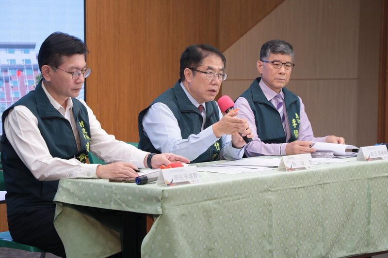 台南市長黃偉哲（中）22日指出，行政院調節刪減地方一般性補助款27.3%，現階段將先盤點2025年建設事項，若屬非急迫性、用地取得有問題的案子，先推遲到2026年；目前只有需要做的、已開工的、已招標完成的，才會繼續推動（台南市政府提供）中央社記者張榮祥台南傳真  114年5月22日