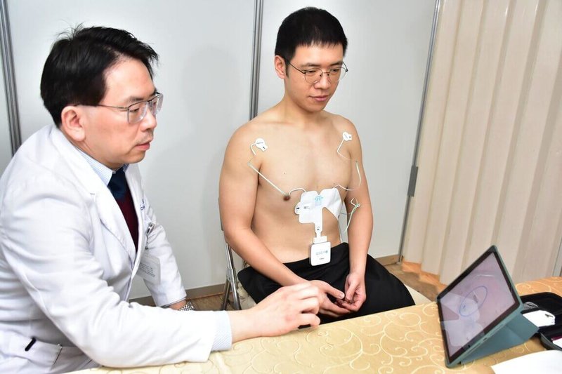台北市立聯合醫院在2025雙北世界壯年運動會博覽會中設有智慧健康體驗園區,有選手體驗AI心電圖檢測後發現多項風險指標,就醫發現冠狀動脈嚴重狹窄,當天立即安排手術安裝支架。圖為AI心電圖檢測示意圖。(台北市立聯合醫院提供)中央社記者陳昱婷傳真 114年5月22日