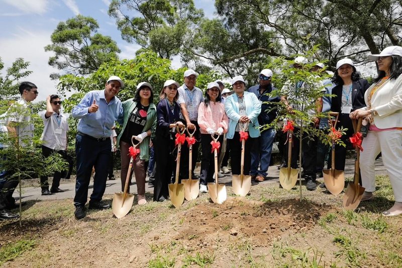 台數科22日表示,帛琉共和國總統惠恕仁(前排左1)日前率團參訪全台首座5G智慧球場霧峰高爾夫球場,在台數科集團董事長廖紫岑(前排左2)的接待下,體驗台灣綠色休閒產業的創新應用。圖為惠恕仁一行人親自在球場種下光蠟樹。(台數科提供)中央社記者蘇思云傳真 114年5月22日