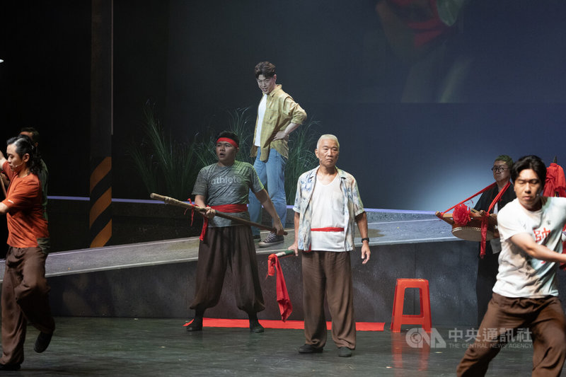 北市國跨界製作台灣歌劇「我的媽媽欠栽培」23日即將在台北表演藝術中心正式開演,全劇集結聲樂、音樂劇、傳統戲曲、偶戲與綜藝等領域表演人才,盼為觀眾帶來全新體驗。中央社記者趙世勳攝 114年5月22日