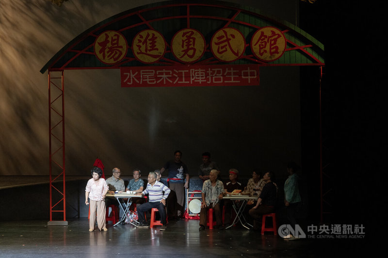 台灣歌劇「我的媽媽欠栽培」23日將正式開演,22日在台北表演藝術中心彩排曝光精彩片段,全劇透過不同風格的聲音演出,巧妙呈現台灣文化多元融合的意象。中央社記者趙世勳攝 114年5月22日
