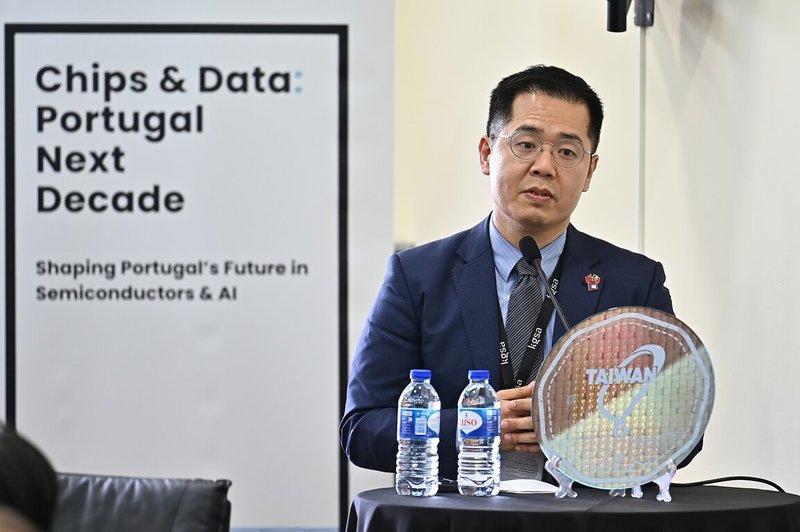 由歐洲台灣商會聯合總會和葡萄牙KGSA律師事務所共同主辦的「晶片與數據:葡萄牙未來十年」研討會,19日在里斯本登場。巴塞隆納台灣貿易中心主任劉俊鑫指出,葡國具備成為全球重要夥伴並與台灣協作的優勢。(歐洲台商會總會提供)中央社記者曾婷瑄巴黎傳真 114年5月22日