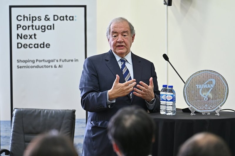 葡萄牙前經濟與海事事務部長席爾瓦(António Costa Silva)受邀為「晶片與數據」研討會主題講者。他指出,葡萄牙競爭優勢包括豐富的可再生能源、獨特地理位置及在歐洲的工程人才。(歐洲台商會總會提供)中央社記者曾婷瑄巴黎傳真 114年5月22日