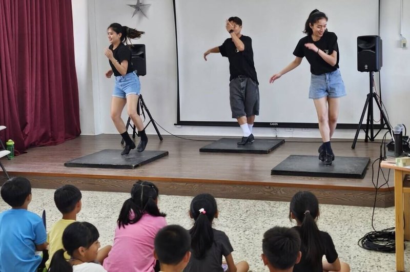 舞工廠踢踏舞團22日到訪澎湖風櫃國小校園,為小朋友們送上精彩踢踏舞表演,讓海島學子們有機會實地感受踢踏舞藝術。(澎湖風櫃國小提供)中央社 114年5月22日