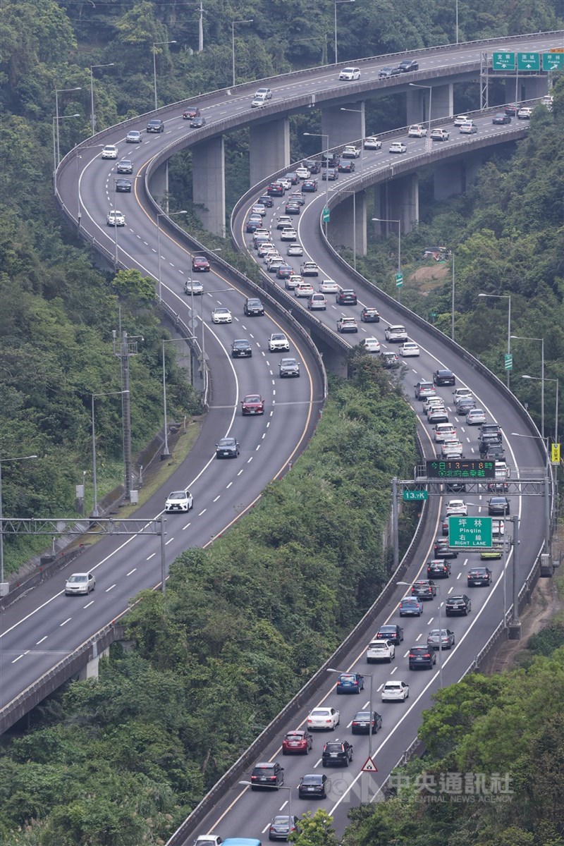 交通部高速公路局22日公布最新統計,截至4月底,今年A1死亡事故共18件,其中因分心或疲勞駕駛造成事故共12件、占2/3。(中央社檔案照片)