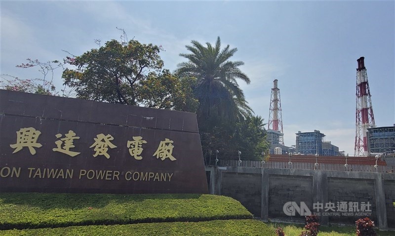 興達電廠的3、4號燃煤機組近日連續3天開機,遭外界質疑電力不足。台電表示,所有發電機組及運轉等相關資訊均於官網公開揭露。(中央社檔案照片)