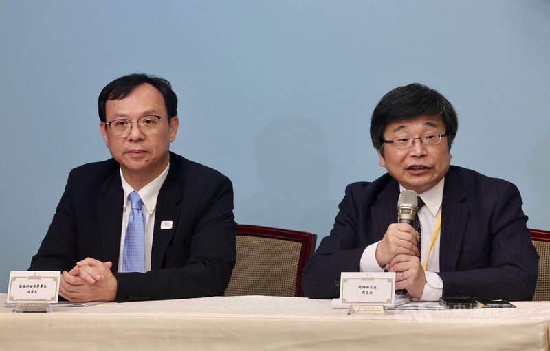健康台灣推動委員會第4次委員會議會後記者會22日晚間在總統府舉行,衛福部次長周志浩(右)與健保署長石崇良(左)出席與會。中央社記者張皓安攝 114年5月22日