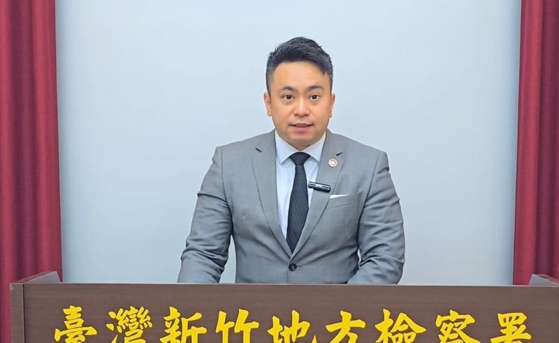 新竹地檢署偵辦竹北市天然瓦斯外洩致21戶民宅受損及民眾受傷案偵結,主任檢察官黃振倫(圖)22日表示,新竹瓦斯公司及章姓維修部經理、林姓維護二組組長、吳姓技術員涉犯過失洩漏天然氣致生公共危險罪嫌起訴。(新竹地檢署提供)中央社記者郭宣彣傳真 114年5月22日