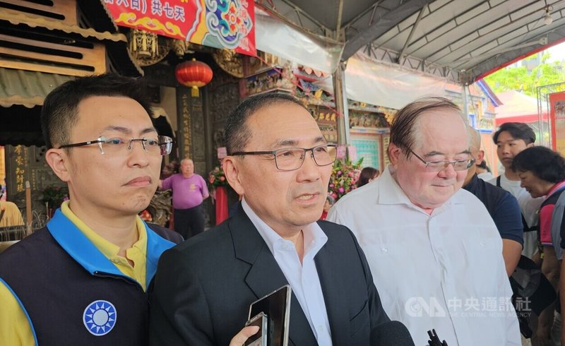 新北市長侯友宜(左2)針對中央統刪各縣市一般性補助款表示,新北被砍的金額約新台幣30.4億元,盼中央應審慎檢討。中央社記者王鴻國攝 114年5月22日