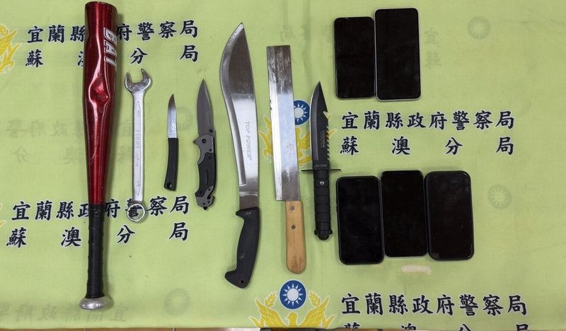 宜蘭楊姓男子疑因吸毒過量暴斃,不料隔天就有4名討債者找上門,楊男兒子認為治喪期間遭鬧事氣不過,找來友人毆打拘禁討債者。警方獲報救人,現場起獲開山刀、球棒等犯案工具,楊男兒子等犯嫌依法送辦。(警方提供)中央社記者沈如峰宜蘭縣傳真 114年5月22日