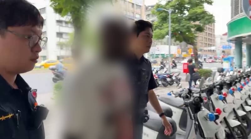 台北市警察局文山第二分局萬盛派出所近日接獲一名男性報案稱被陌生外籍男子觸摸臀部,涉及性騷擾。警方21日通知涉案肯亞籍男子(中)到案說明,肯亞男則稱是不小心碰到。(翻攝照片)中央社記者黃麗芸傳真 114年5月22日