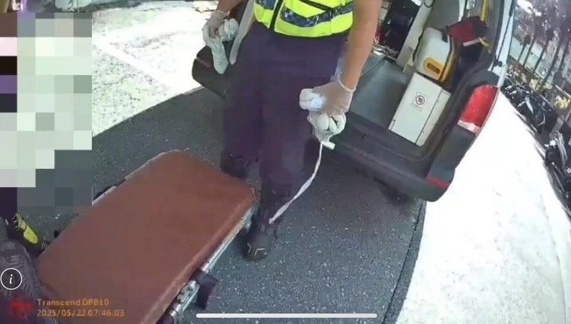 一名男子22日搭乘台鐵太魯閣號列車,因不能充電按緊急按鈕2次,列車長安撫後為男子換座位,但卻遭手機扔擲並被掌摑。由於男子有傷人等危險行為,警方到場後依法強制將男子送醫就診。(民眾提供)中央社記者李先鳳傳真 114年5月22日