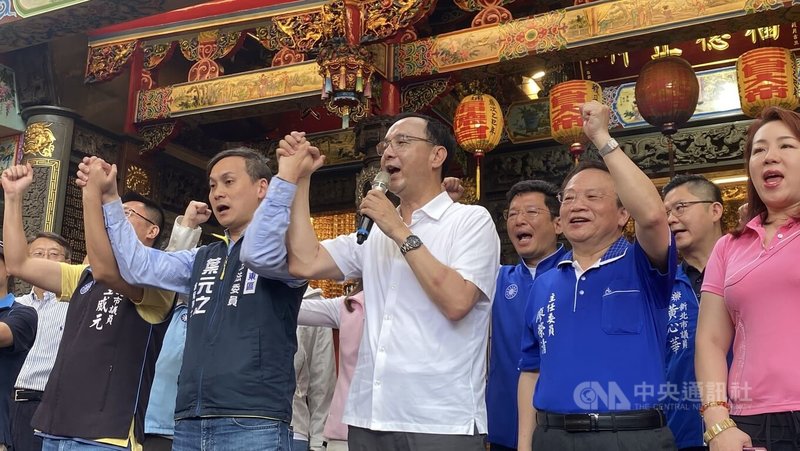 國民黨主席朱立倫(前右3)22日前往新北市板橋區埔墘福德宮,在廟方主委廖榮清(前右2)及地方民代等陪同下,展開「反惡罷、戰獨裁」宣講後,為黨籍立委葉元之(前左2)加油打氣。中央社記者黃旭昇新北攝 114年5月22日