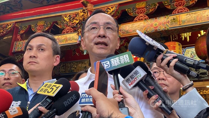 國民黨立委葉元之(左2)22日在國民黨主席朱立倫(左3)陪同下,在新北板橋廟口宣講。朱立倫接受媒體聯訪時強調,不能再「佛系戰法」。中央社記者黃旭昇新北攝 114年5月22日