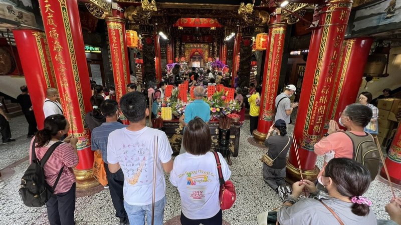 苗栗縣白沙屯拱天宮媽祖歷經10天9夜徒步進香回鑾,閉關12天後,22日凌晨舉辦開爐儀式,近萬名信徒再次擠入拱天宮,廟方和當地居民依傳統習俗,準備湯圓祭拜分享給親友,象徵進香圓滿。(民眾提供)中央社記者管瑞平傳真 114年5月22日