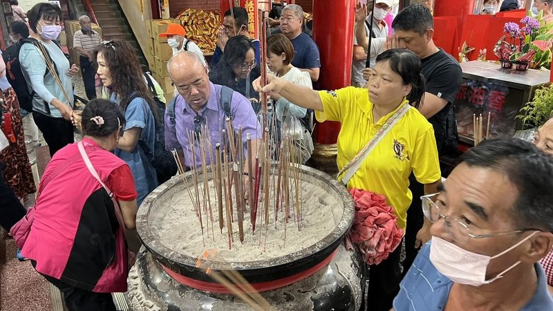 苗栗縣白沙屯拱天宮22日由廟方人員接力請出火缸中的香灰,放入拱天宮香爐內「合爐」,完成莊嚴隆重的開爐儀式,信徒爭相參拜祈福。(民眾提供)中央社記者管瑞平傳真 114年5月22日