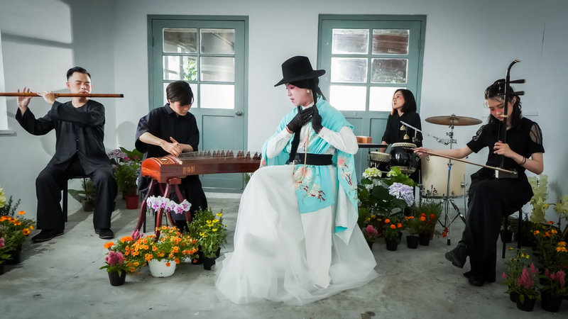 由林芳宜策劃、資深劇場導演王嘉明執導的《夢廻春閨》,結合京劇與當代國樂演奏,呈現具有敘事性與舞台張力的跨文化展演。(捌號會所提供)中央社記者林尚縈柏林傳真 114年5月22日