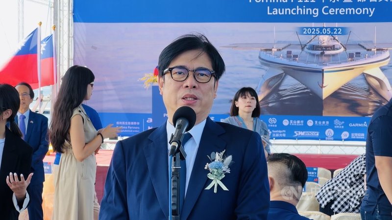行政院刪減地方政府一般性補助款,高雄市長陳其邁(前)22日受訪時說,高雄預算刪減最多、增加最少,「可以說是欲哭無目屎」,這樣的刪減對高雄市民很不公平。中央社記者林巧璉攝 114年5月22日