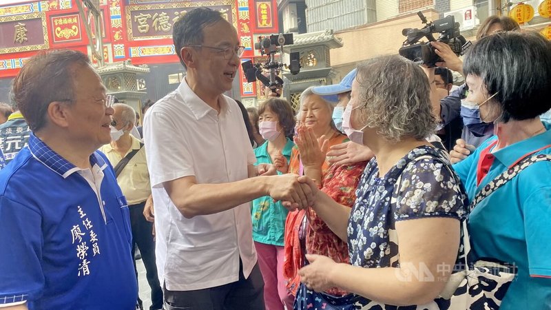 國民黨主席朱立倫(前左2)22日前往新北市板橋區埔墘福德宮展開「反惡罷、戰獨裁」宣講,並逐一與熱情民眾握手致意。左為廟方主委廖榮清。中央社記者黃旭昇新北攝 114年5月22日