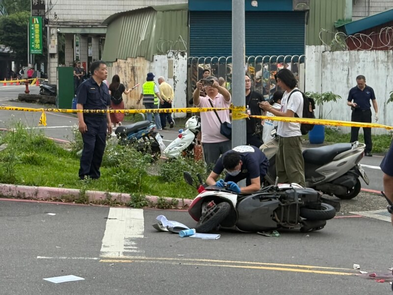 新北市三峽區北大國民小學外19日下午發生1輛自小客車不明原因衝撞多名路人重大意外。中央社記者林恕暉攝 114年5月19日